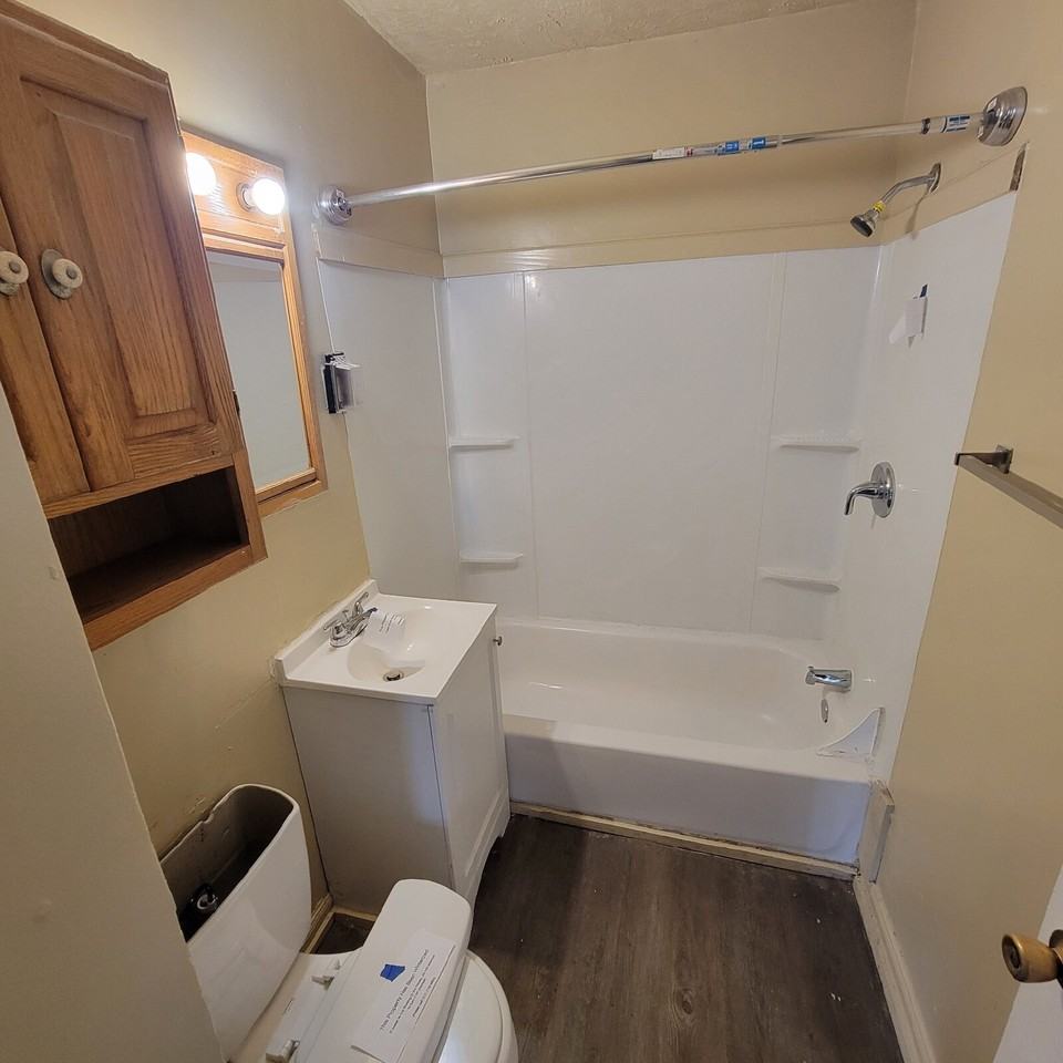 410 Manhattan Ave - Photo 2 of 7