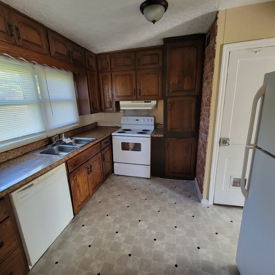 410 Manhattan Ave - Photo 3 of 7