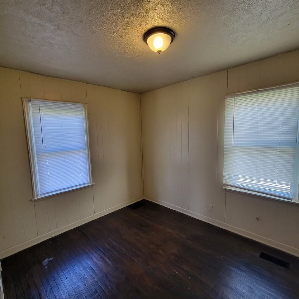 410 Manhattan Ave - Photo 5 of 7