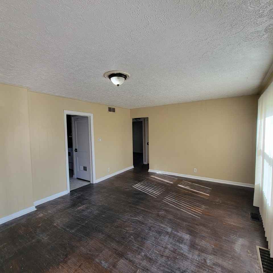 410 Manhattan Ave - Photo 6 of 7