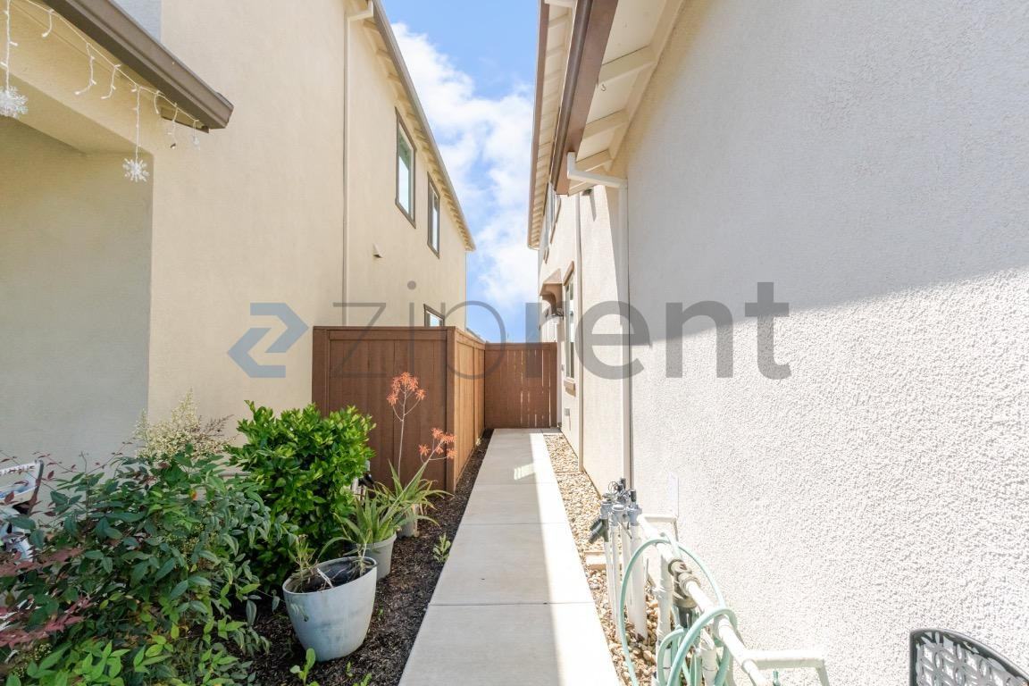 6193 Oberlander Dr - Photo 4 of 10