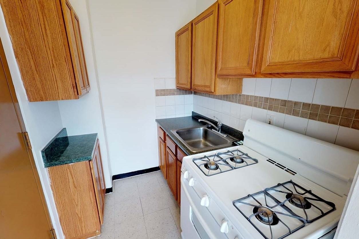 1440 E. 52nd Street - Photo 2 of 10
