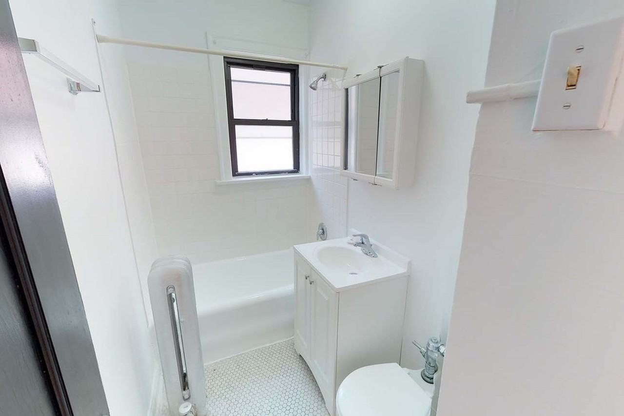 1440 E. 52nd Street - Photo 5 of 10