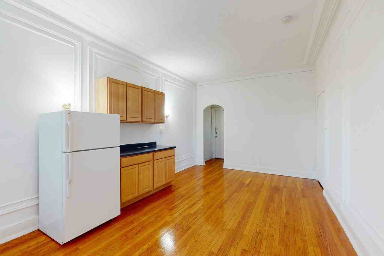 5120 S. Hyde Park Boulevard - Photo 2 of 8