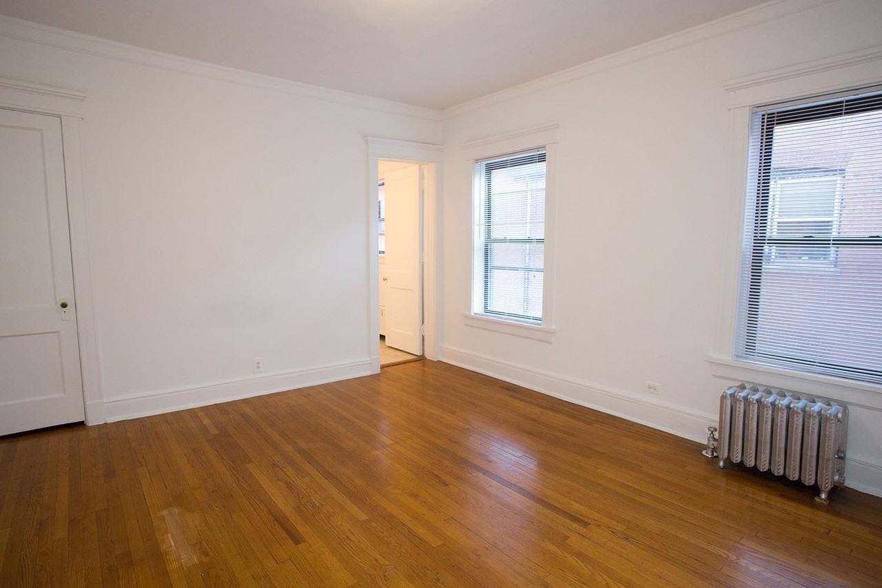 5325 S. Hyde Park Boulevard - Photo 4 of 11