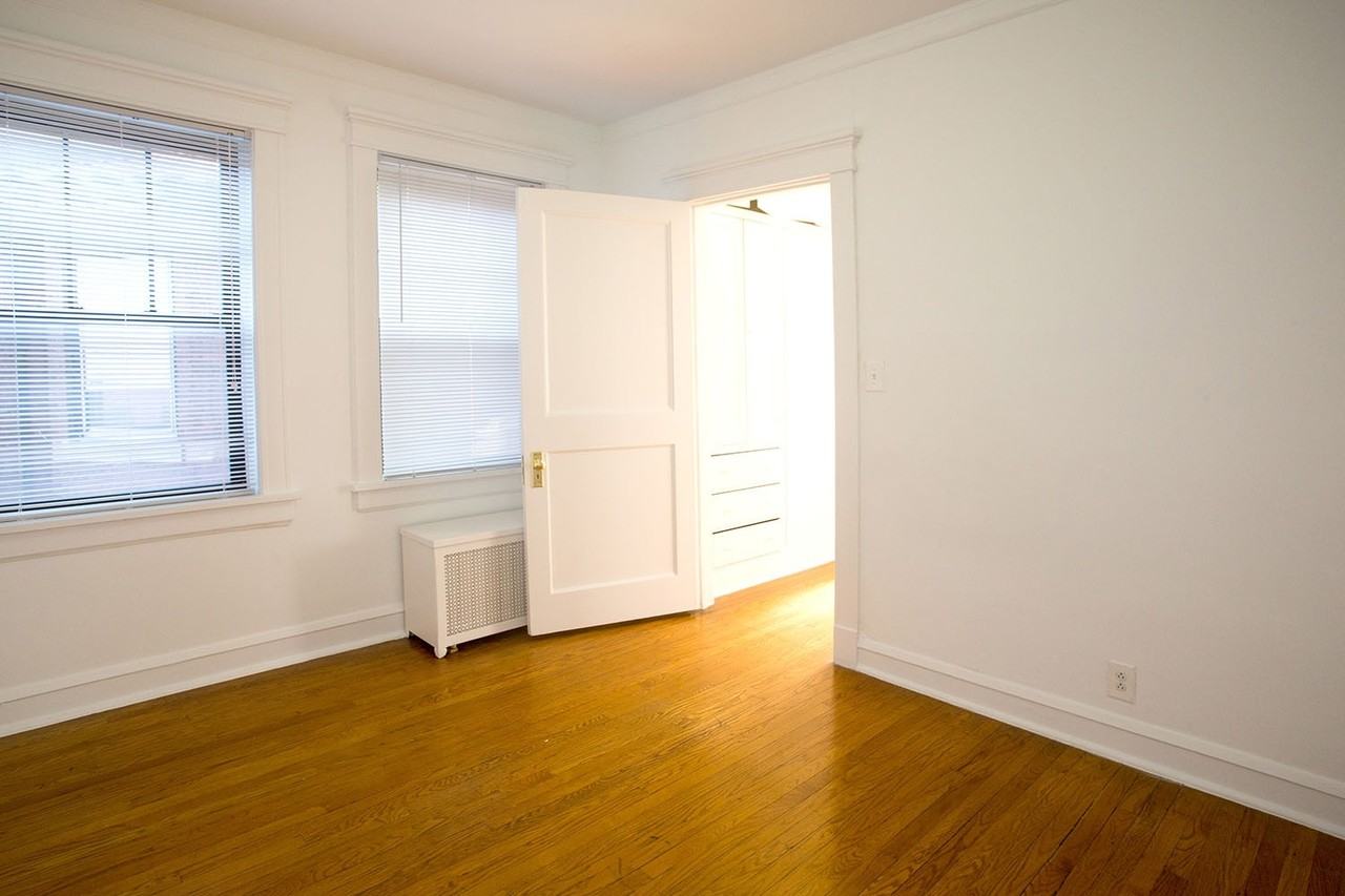 5325 S. Hyde Park Boulevard - Photo 5 of 11