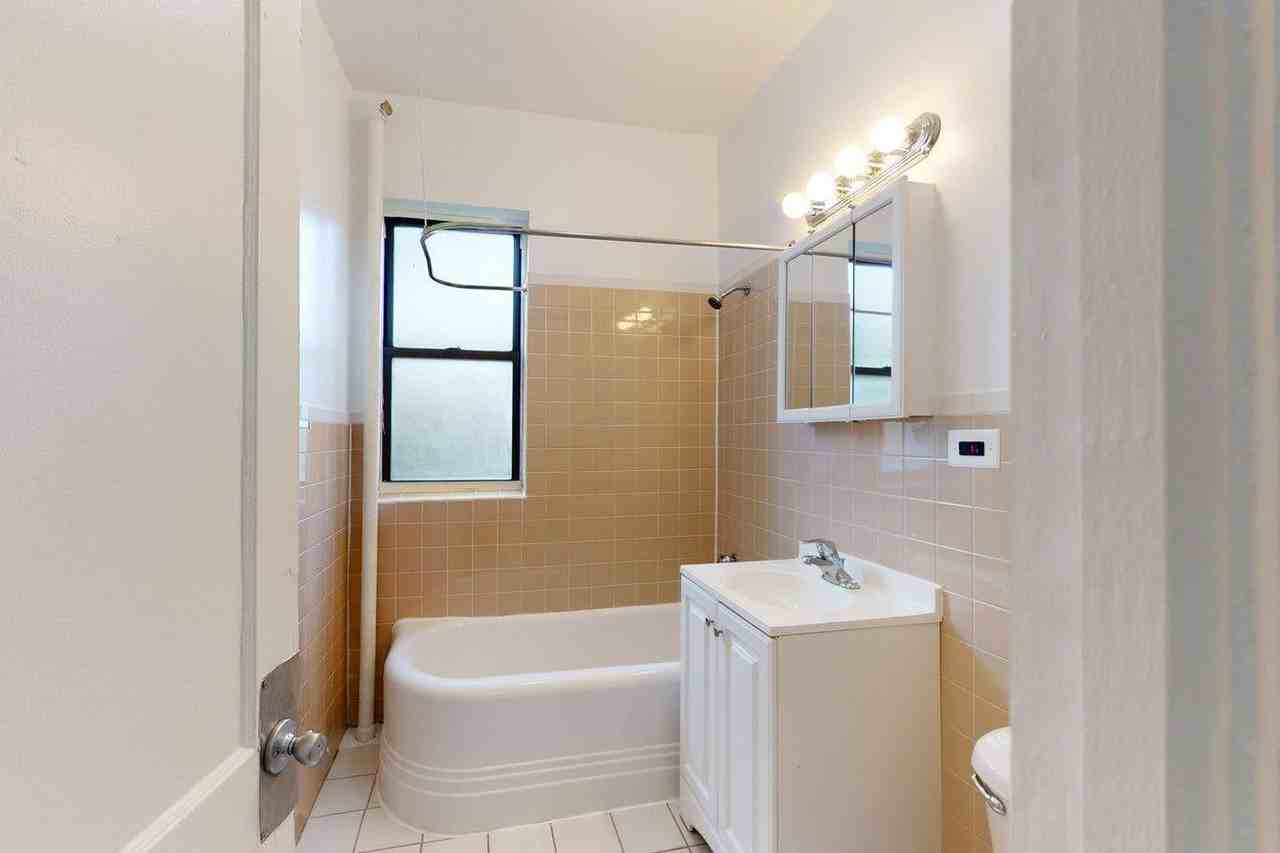 5416 S. Woodlawn Avenue - Photo 5 of 21