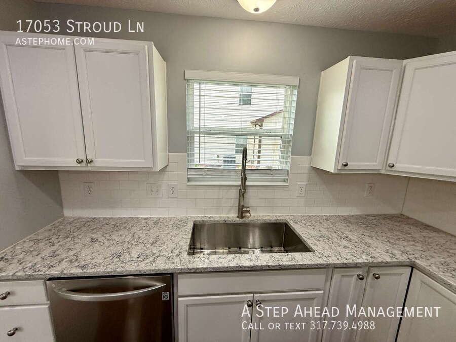 17053 Stroud Ln - Photo 4 of 41