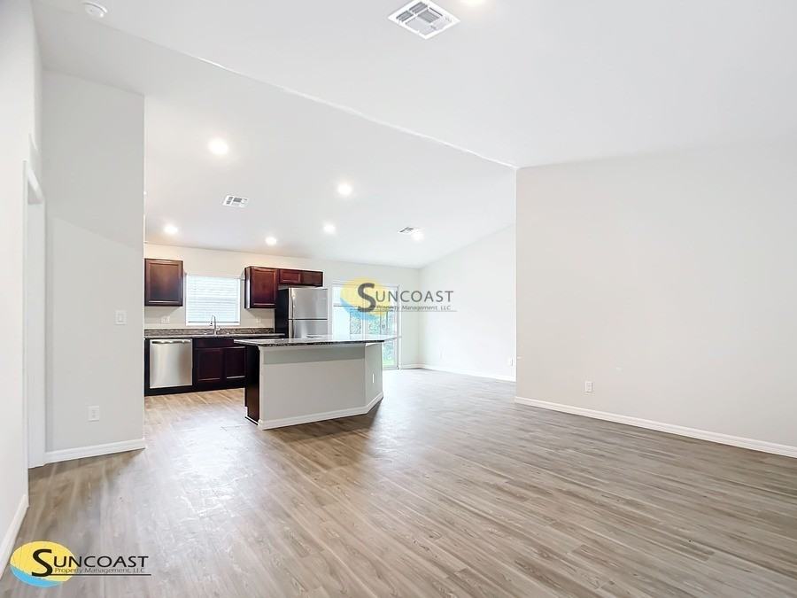 13 Pilgrim Dr - Photo 4 of 32