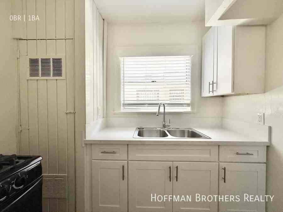 314 3/4 W 50th St - Photo 2 of 4