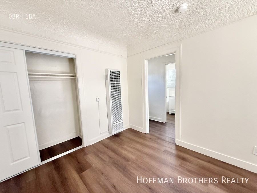 314 3/4 W 50th St - Photo 3 of 4