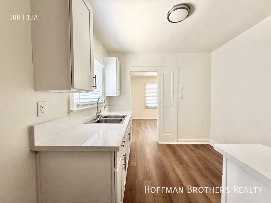 316 1/2 W 50th St - Photo 2 of 5