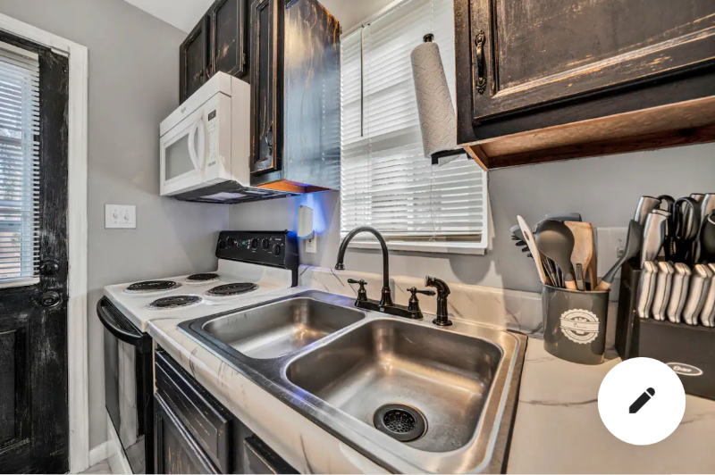 912 Kyle Ave Ne - Photo 4 of 17