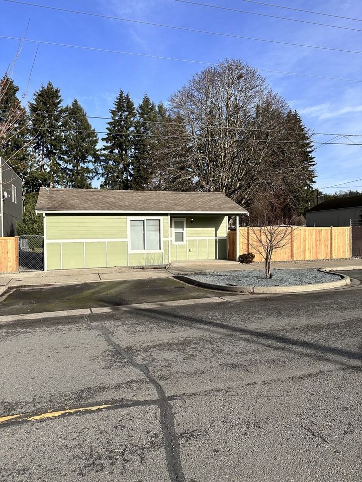 215 Van Scoyoc Ave Sw #B - Photo 2 of 14