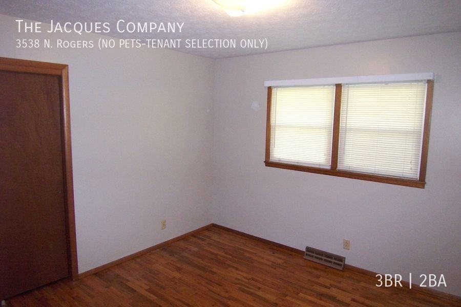 3538 N Rogers Ave - Photo 4 of 15