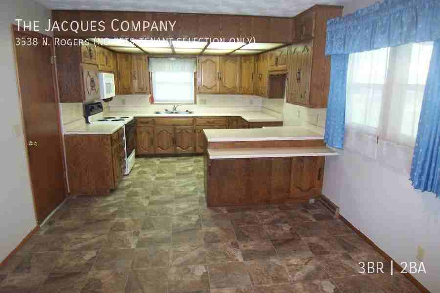 3538 N Rogers Ave - Photo 7 of 15