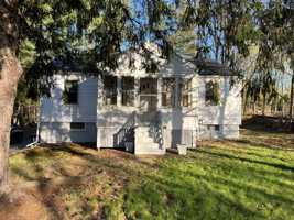 featured image of 61 Mechanic St