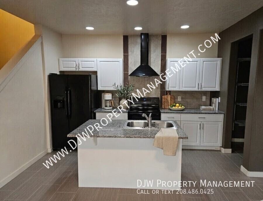 3006 N Leblanc Way - Photo 3 of 9