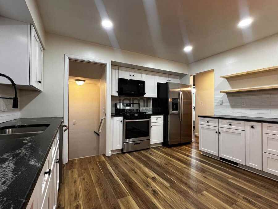 2702 Grovewood Ave - Photo 5 of 26