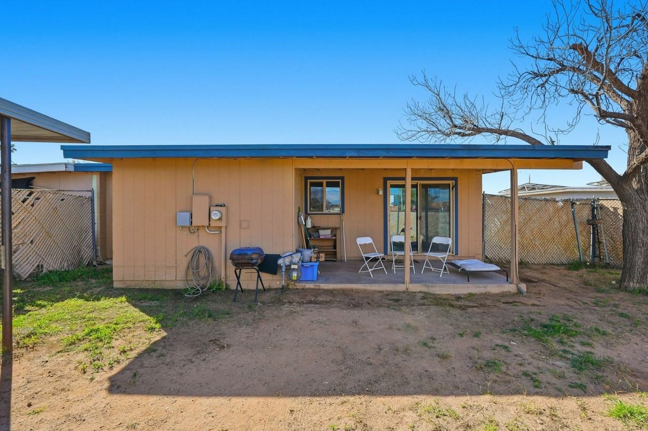 2439 E Parkside Dr - Photo 2 of 14