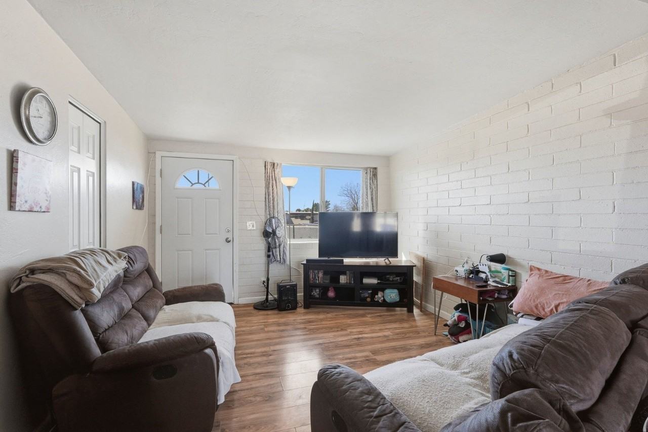 2439 E Parkside Dr - Photo 4 of 14