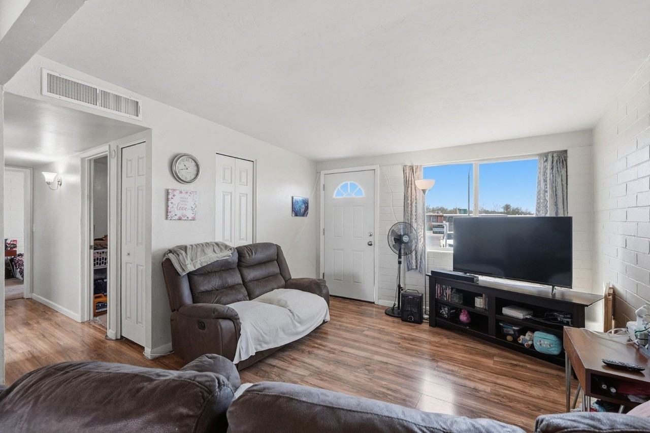 2439 E Parkside Dr - Photo 5 of 14