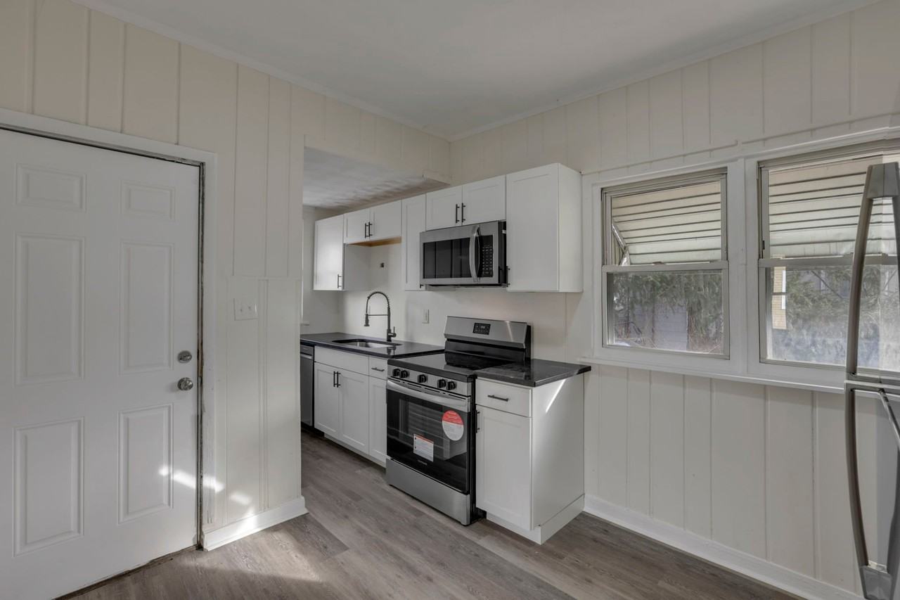 1430 Kenmore Rd - Photo 7 of 14