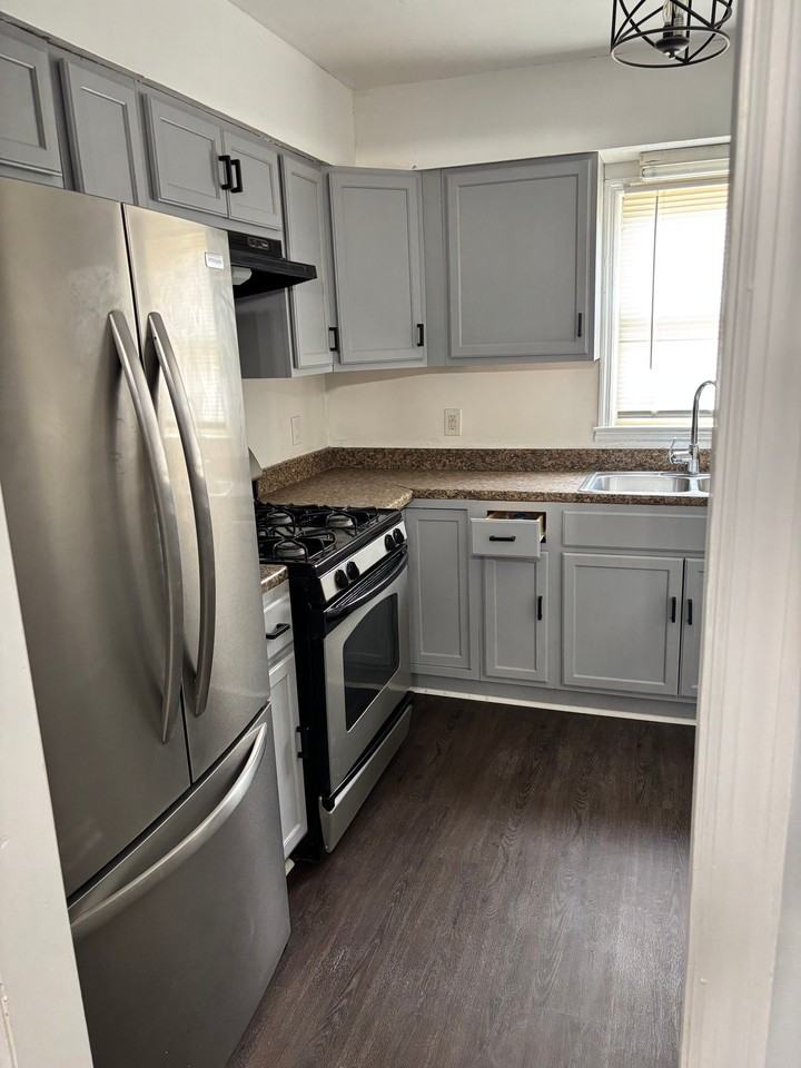 4698 Shumate Dr - Photo 4 of 13