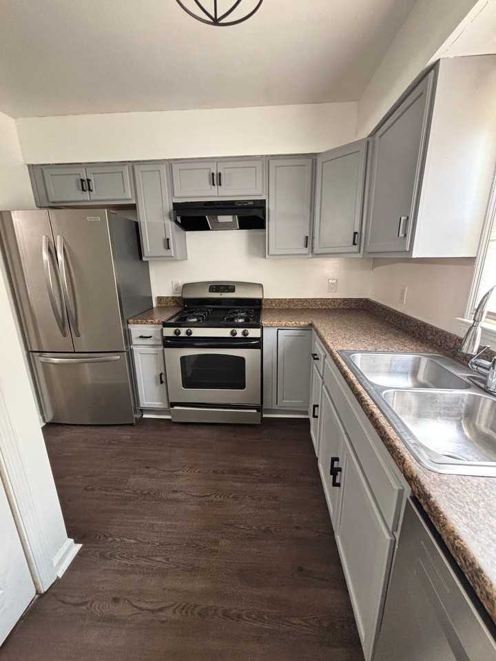 4698 Shumate Dr - Photo 5 of 13