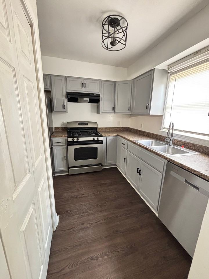 4698 Shumate Dr - Photo 6 of 13