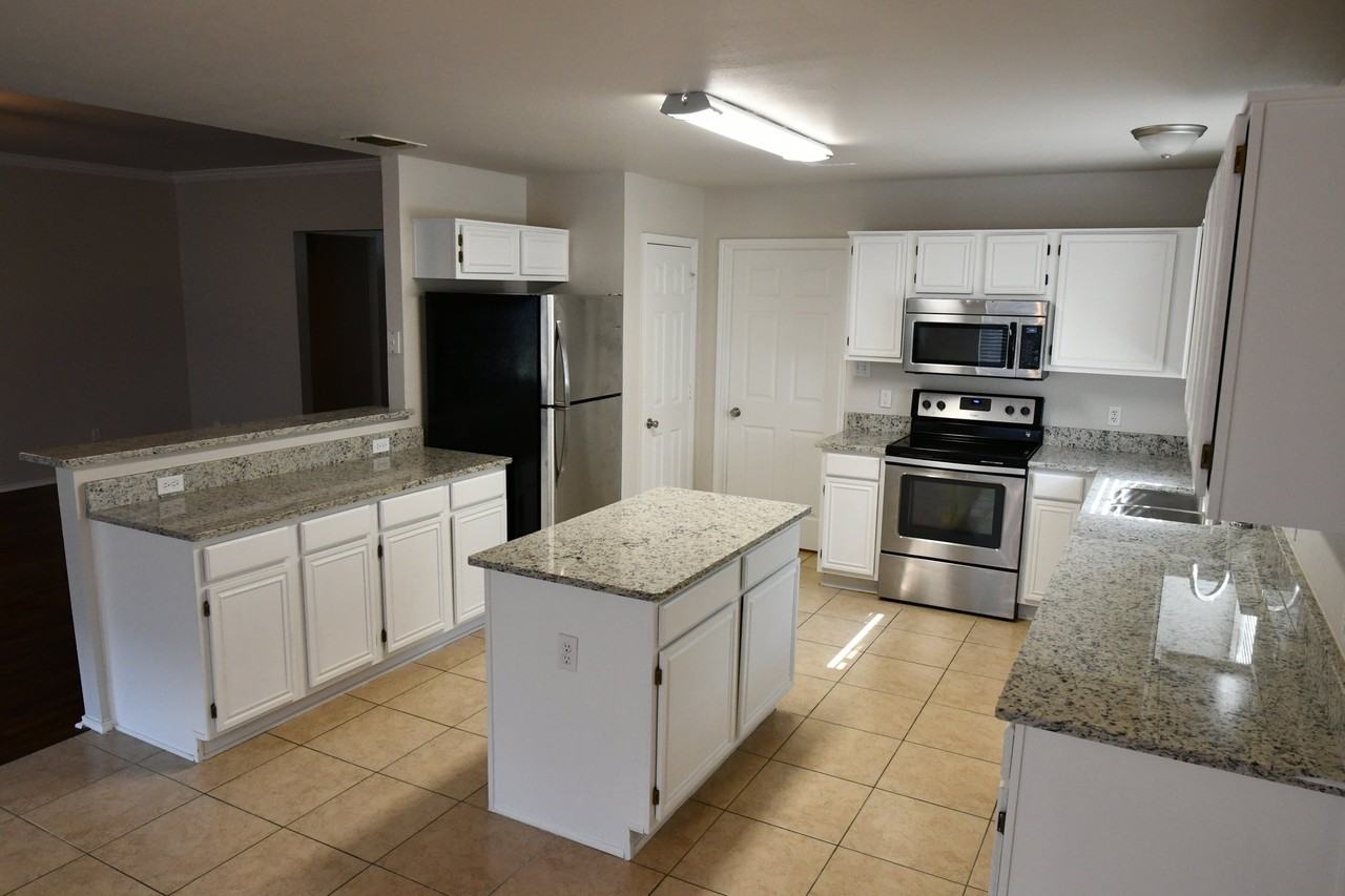 2918 Hilton Head Dr - Photo 3 of 16