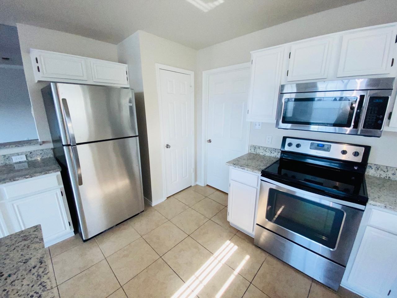 2918 Hilton Head Dr - Photo 5 of 16