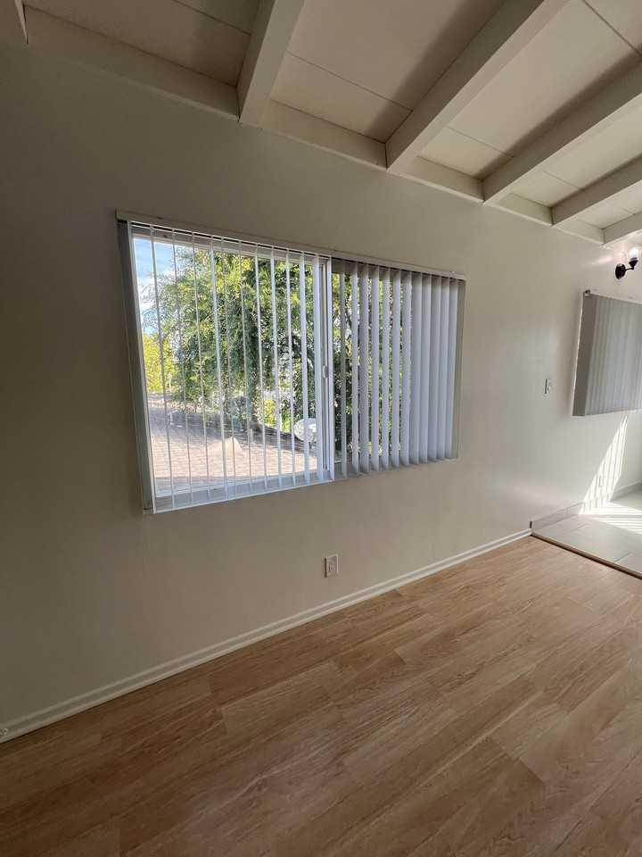 1102 W Broadway #6 - Photo 6 of 18