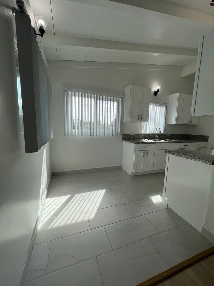 1102 W Broadway #6 - Photo 7 of 18