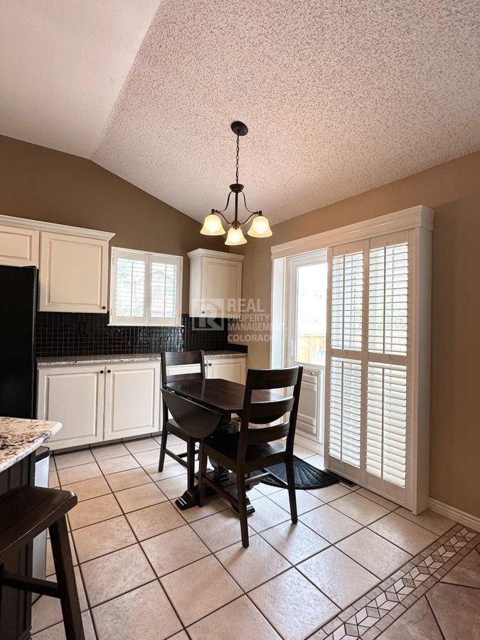 9805 Foxhill Cir - Photo 6 of 31