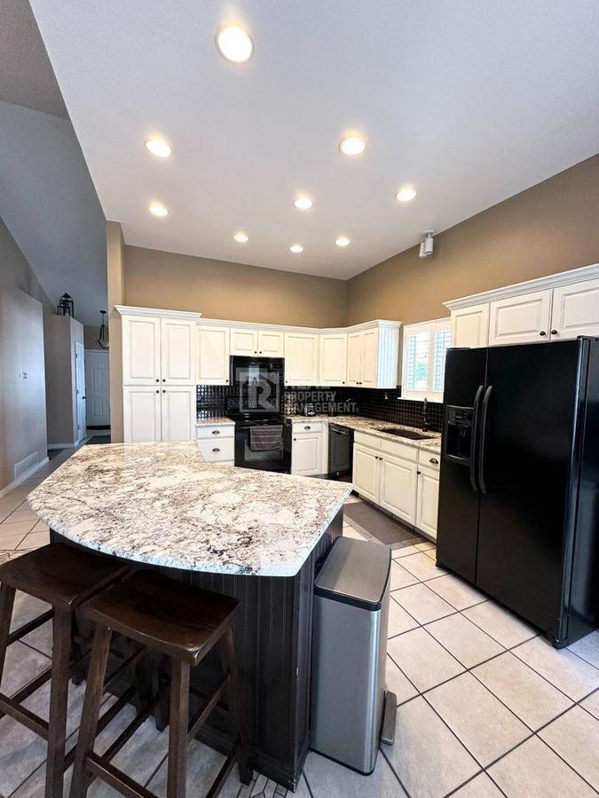 9805 Foxhill Cir - Photo 7 of 31