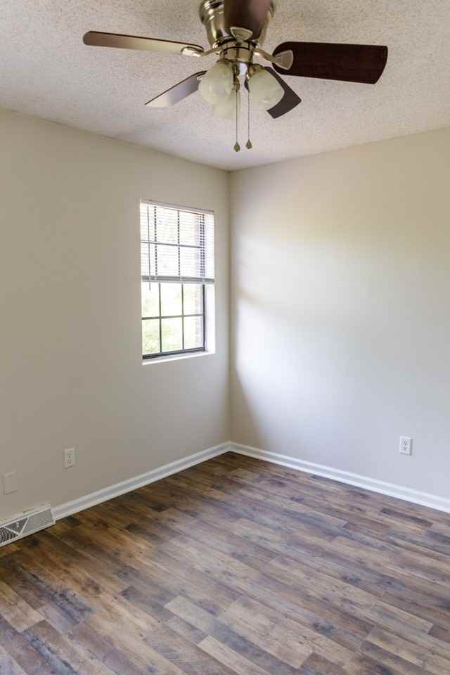 32 Crosscreek Dr #C - Photo 4 of 20