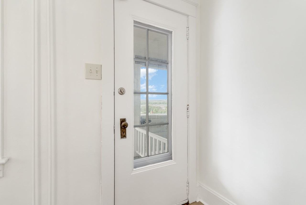 827 Pennsylvania Ave - Photo 6 of 32