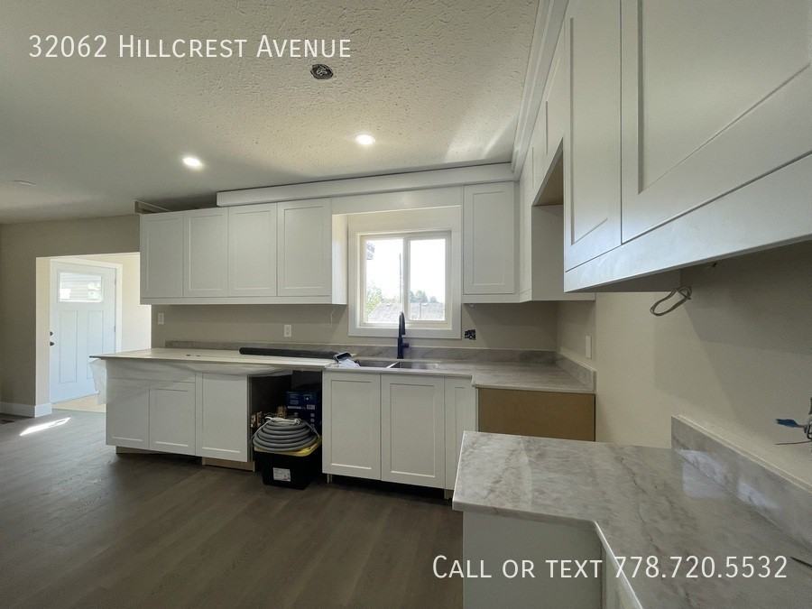 32062 Hillcrest Ave - Photo 2 of 9