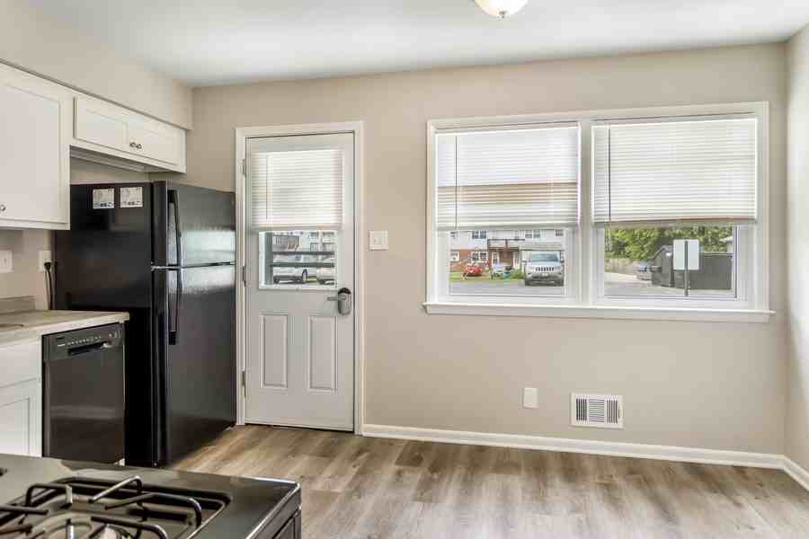 147 S Grand Ave #1 - Photo 6 of 15