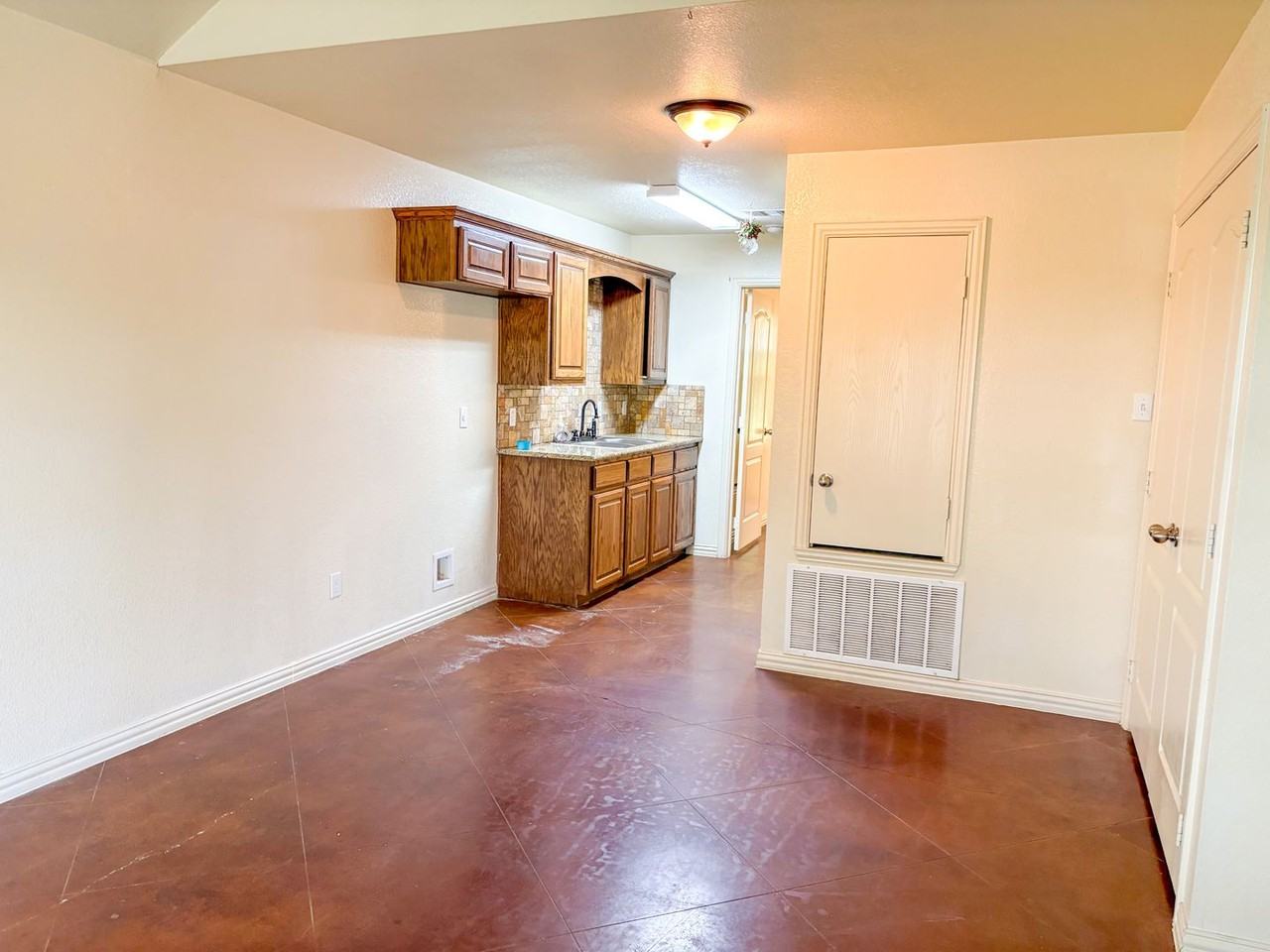 810 E Avenue C #B - Photo 2 of 6