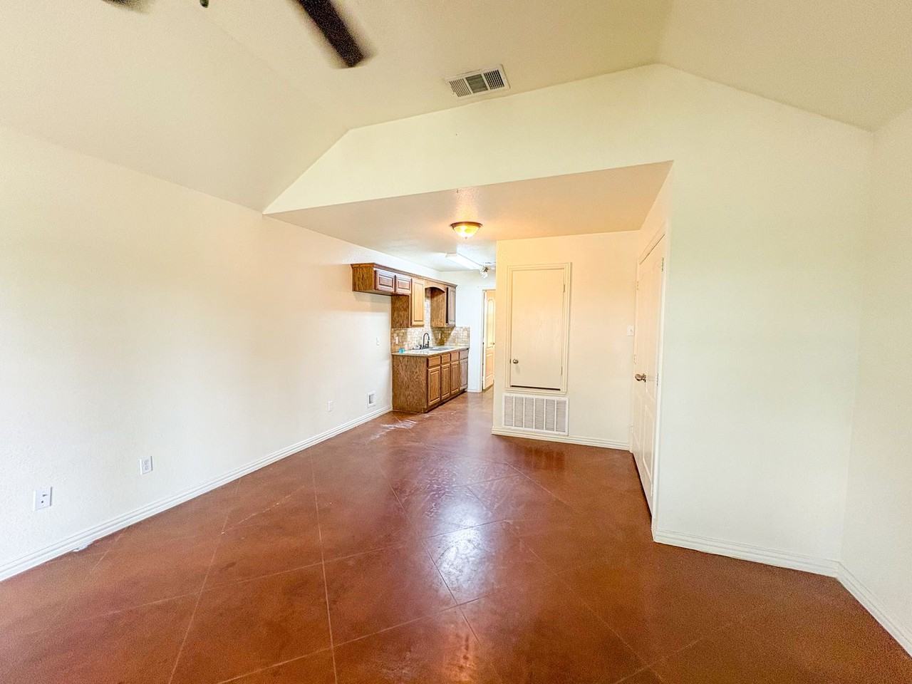 810 E Avenue C #B - Photo 3 of 6