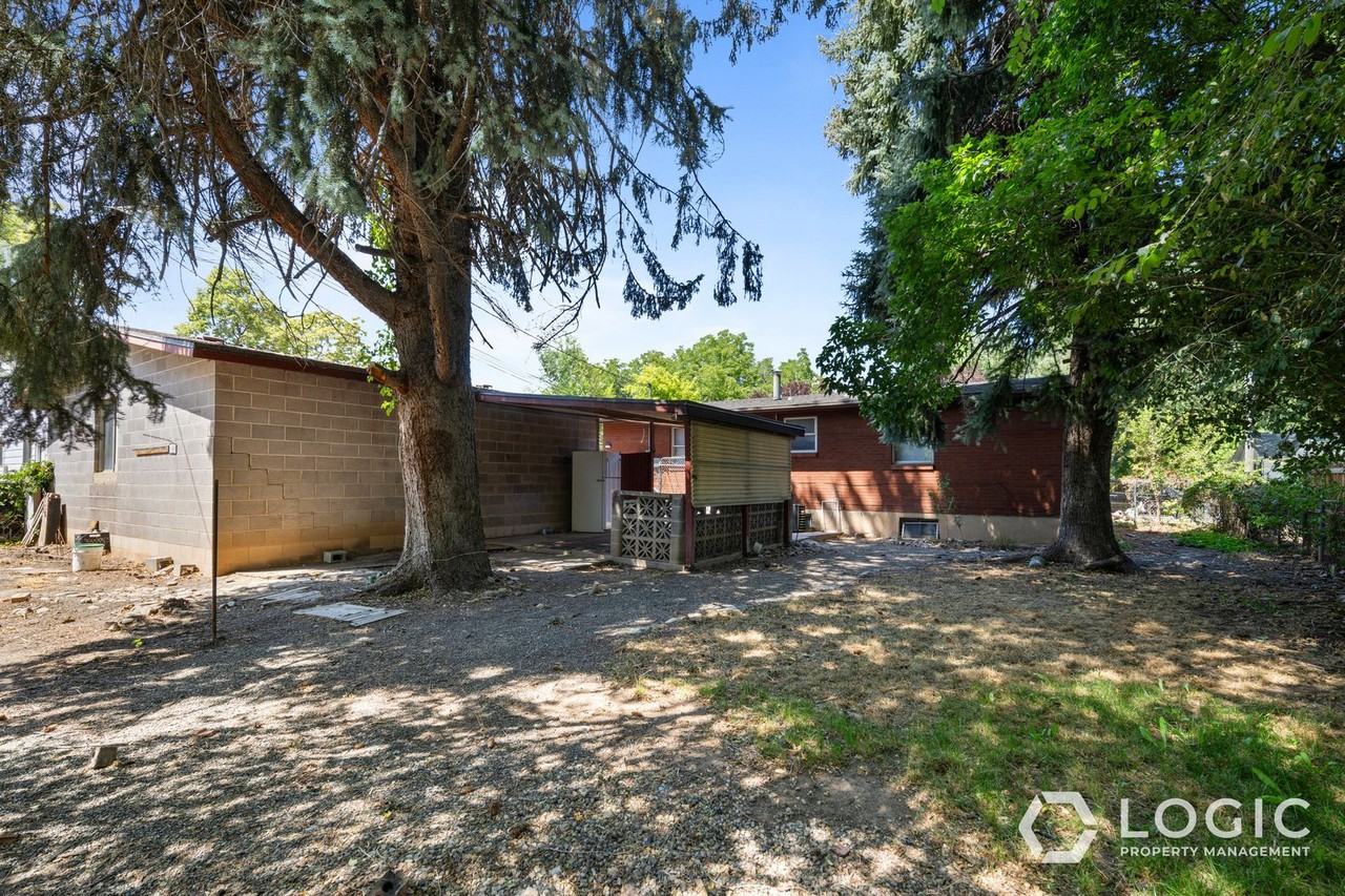 615 15th St #B - Photo 2 of 20