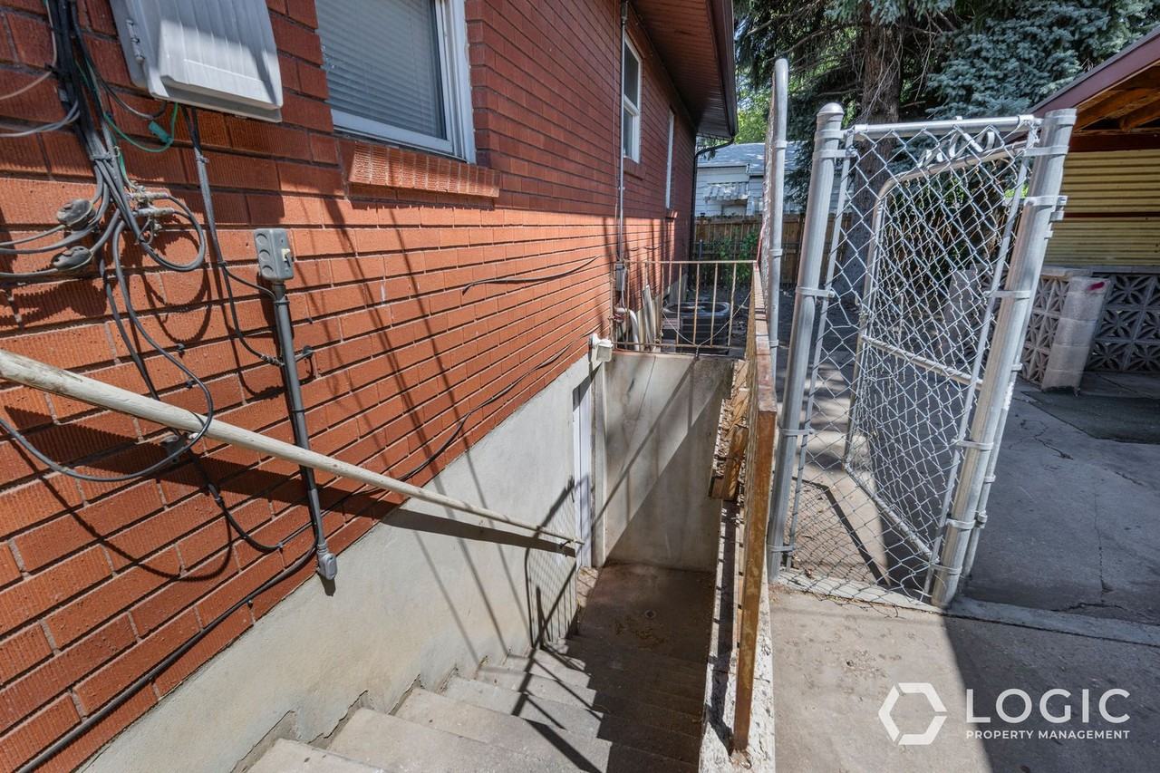 615 15th St #B - Photo 3 of 20