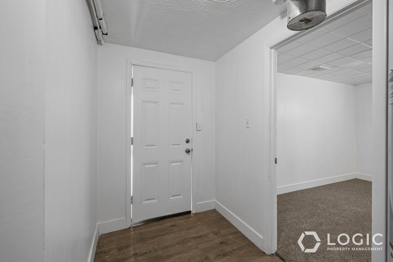 615 15th St #B - Photo 4 of 20