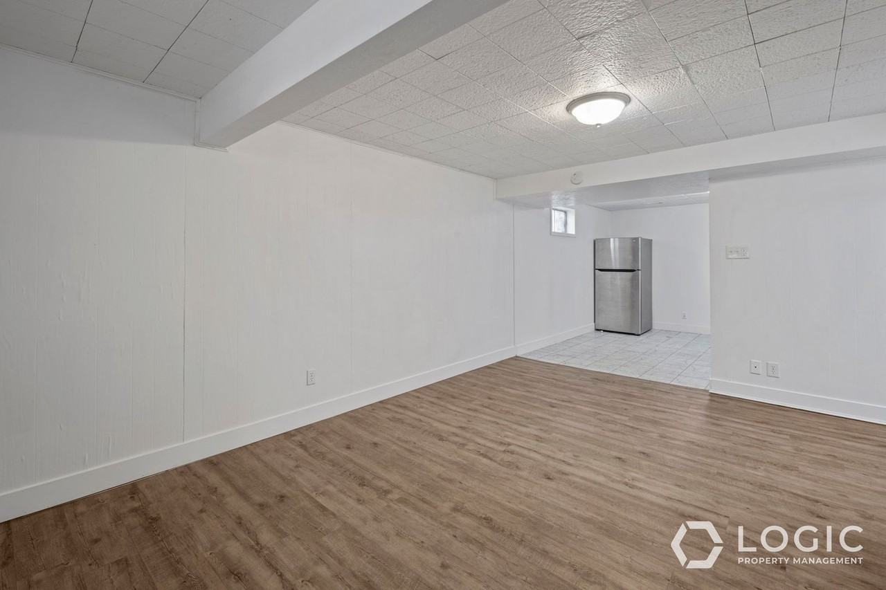 615 15th St #B - Photo 7 of 20