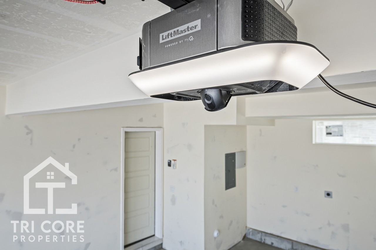 140 E Lavalle Ct - Photo 2 of 46