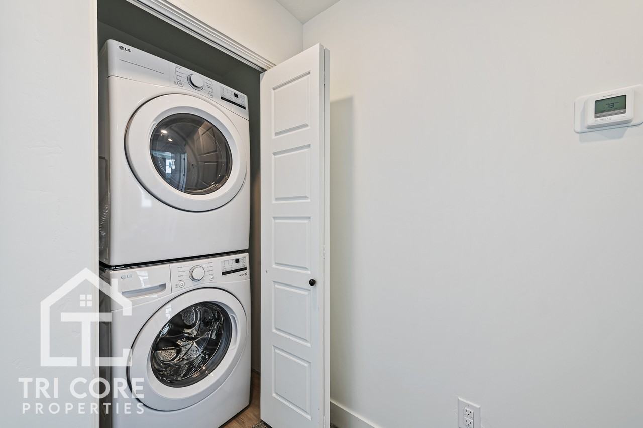 140 E Lavalle Ct - Photo 5 of 46