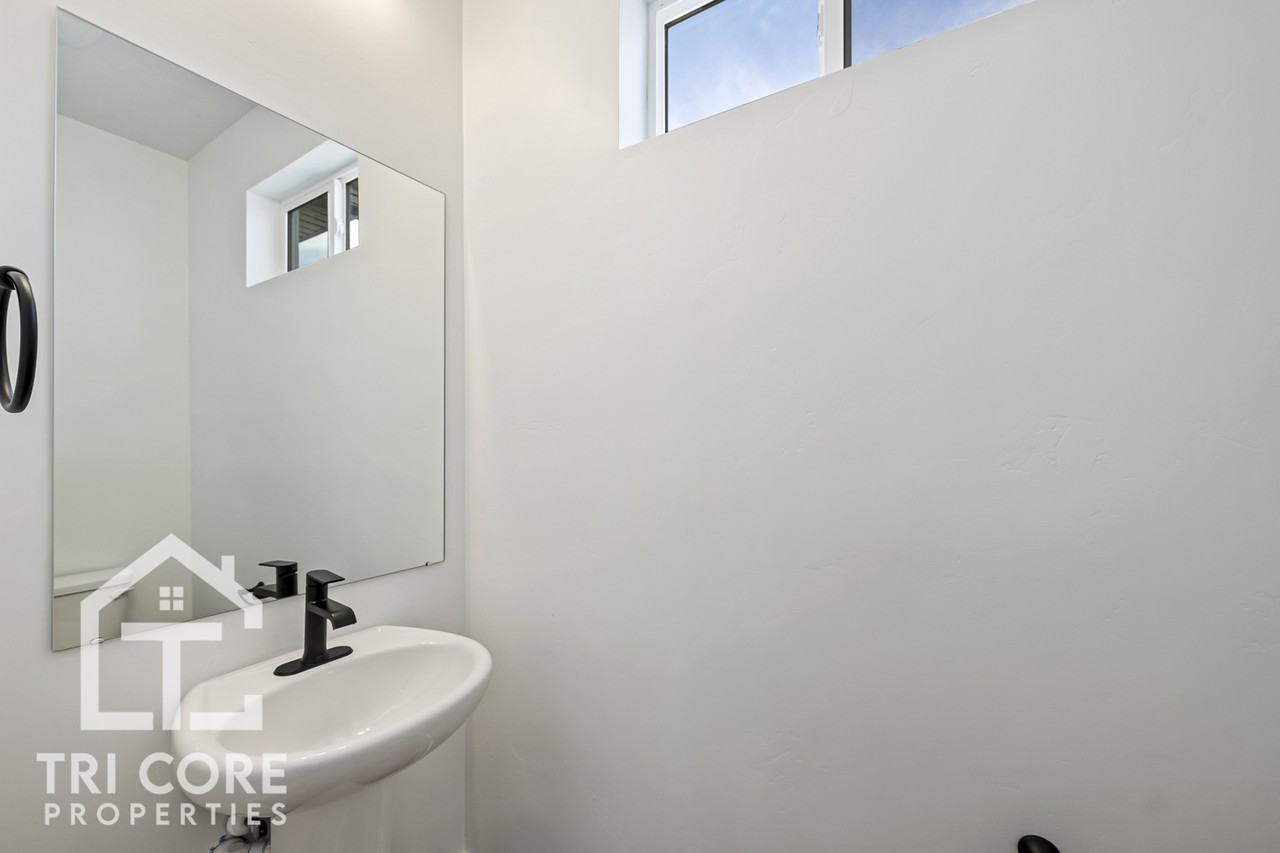 140 E Lavalle Ct - Photo 7 of 46