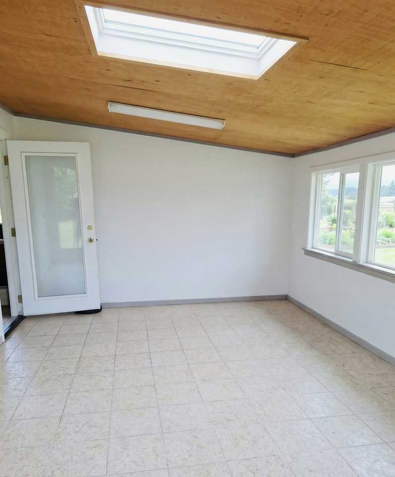 587 Lamont Ct N - Photo 6 of 14